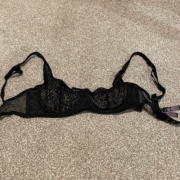 Victoria’s Secret very sexy unlined balconet bra, 32D EUC - Picture 1 of 3